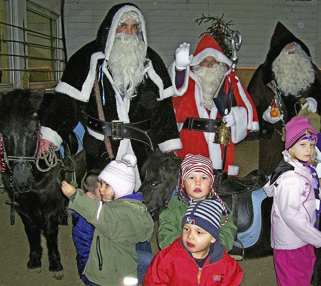 Natrlich gehrten bei der Stallweihna... und Ponys  zum Gefolge des Nikolaus.   | Foto: Renate Wendt