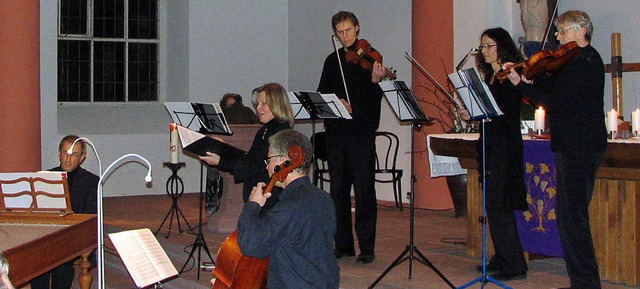 Pfarrer Matthias Weber (links am Cemba...ns mit dem versierten Barockensemble.   | Foto: Bode