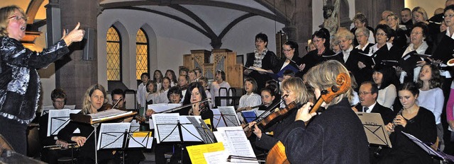 Der  Sponti-Chor und die   Schulchre ...nskirche die Weihnachtsbotschaft auf.   | Foto: Beatrice Ehrlich