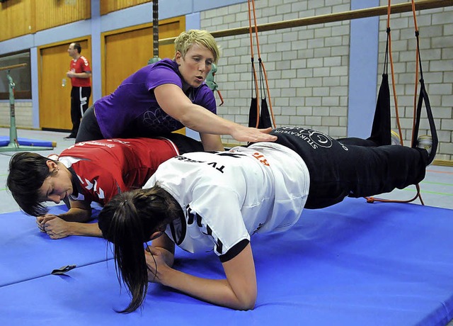 Eine neue Erfahrung fr Handballerinne...iningszustand der beiden Akteurinnen.   | Foto: Wolfgang Knstle