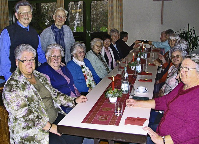 Gute Stimmung beim VdK in Eimeldingen:...bemhten sich um das Wohl der Gste.    | Foto: Ines Bode