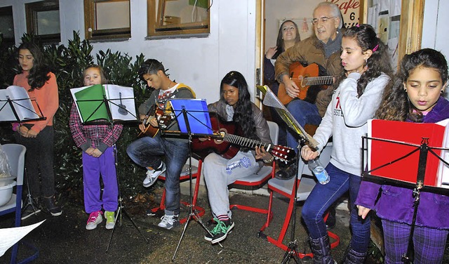 Kinder begleiteten stolz mit Gitarren die Weihnachtsfeier im Asylbewerberheim.  | Foto: Danielle Hirschberger