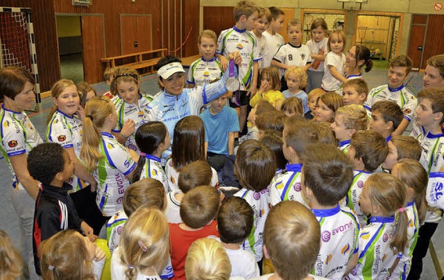 Mountainbikestar Sabine Spitz hlt ihr...ndlichen der SG Rheinfelden zu zeigen.  | Foto: Peter Gerigk