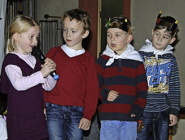 Die Kinder des Kindergartens Oberrimsi...Freunden das Licht in der Adventszeit.  | Foto: jochen voigt