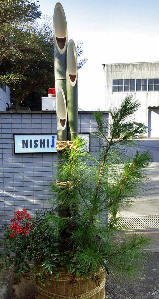 Weihnachtsbume sind in Japan nicht ve...jahrskiefer, die man  Kadomatsu nennt.  | Foto: Khler