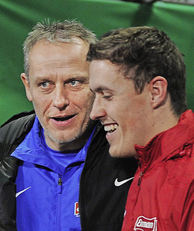 Hatten gut lachen in Karlsruhe: Trainer Christian Streich (links) und Max Kruse   | Foto: Schn