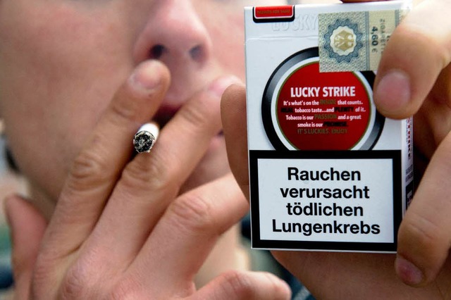 Rauchen soll  nach dem Willen der EU-K...Schockbilder auf Zigarettenschachteln.  | Foto: dpa
