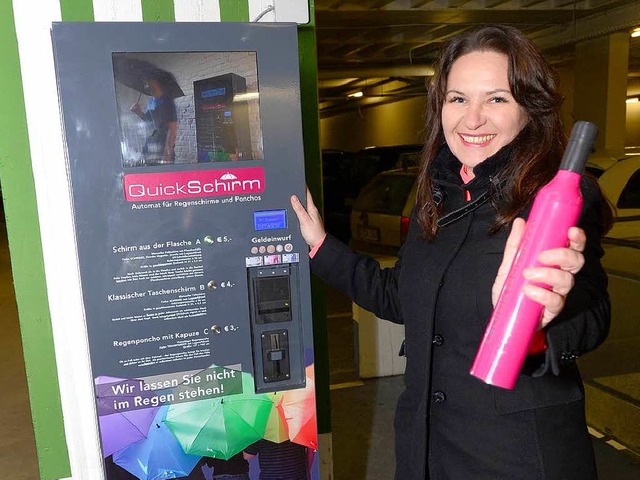 Yvonne Reppert betreibt mit Quickschir...nhfen Regenschirmautomaten aufstellt.  | Foto: Ingo Schneider