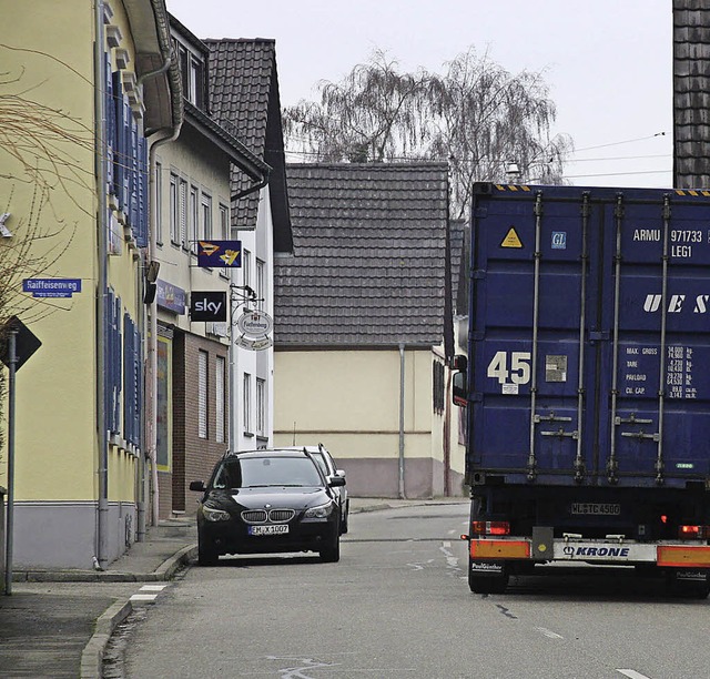 Gefahrenpotential in der oberen Gulden...uation beim berqueren der Strae dar.  | Foto: Christiane Franz