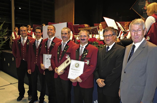 Vereinsvorsitzender Dieter Mitreiter u... Wick (alle von rechts) gratulierten.   | Foto: Dorothee Philipp