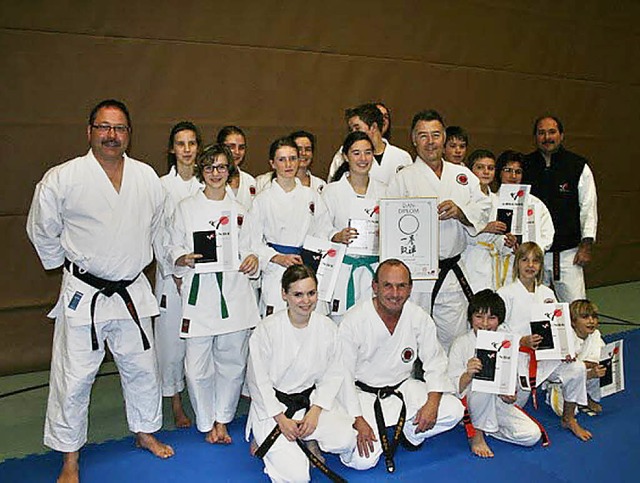 Alle 14 Teilnehmer der Karate Dojo Kur...rfungen in der Sporthalle bestanden.   | Foto: Dieter Maurer