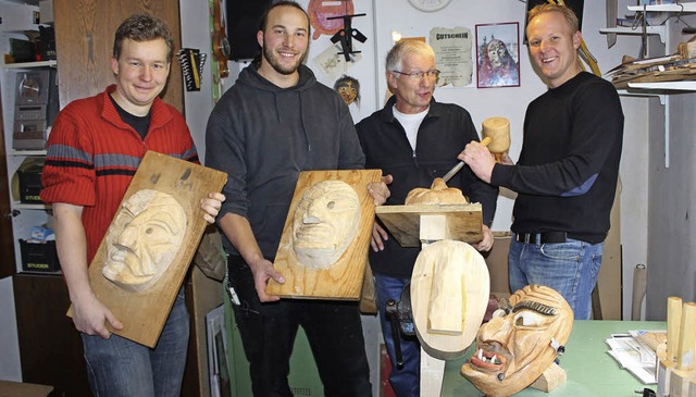 Bald haben sie es geschafft: Sebastian... von rechts) ihre eigenen Hexenmasken.  | Foto: Christa Maier