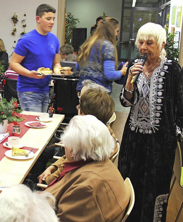 Ellen Brinkmann trug beim Seniorenadve...Btzinger Pflegeheim ein Gedicht vor.   | Foto: horst david