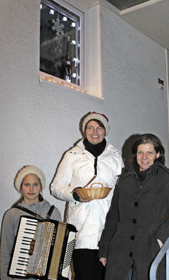 Angelina und Beate Tschach sowie Sabin...tsfenster in der Btzinger Bergstrae.  | Foto: mario schneberg