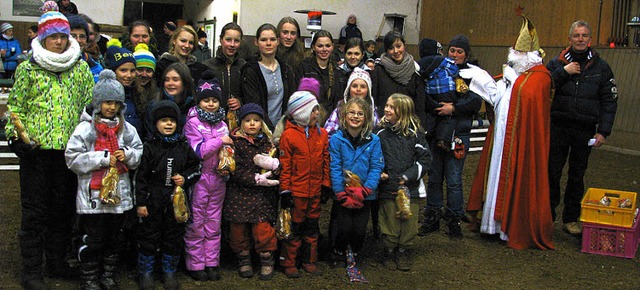 Beim Weihnachtsreiten auf dem Joxenhof...eichen jungen Reiter und Voltigierer.   | Foto: Monika Rombach