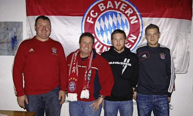 Den FC-Bayern-Fanclub Markgrflerland ...Philip Hallasch und Michael Stterlin   | Foto: Schopferer