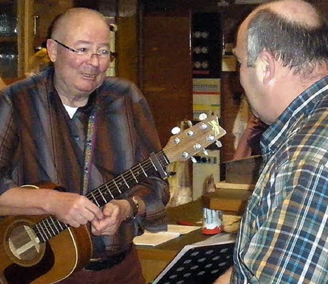 Reiner Bauer (links) trug zum Gelingen...und Chefkoch Ferdl Seider dankte ihm.   | Foto: Kanmacher