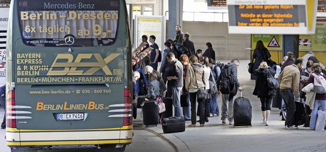 Im Auslandsverkehr sind Fernbusse scho...kt eine wachsende Bedeutung bekommen.   | Foto: Robert Schlesinger (dpa)