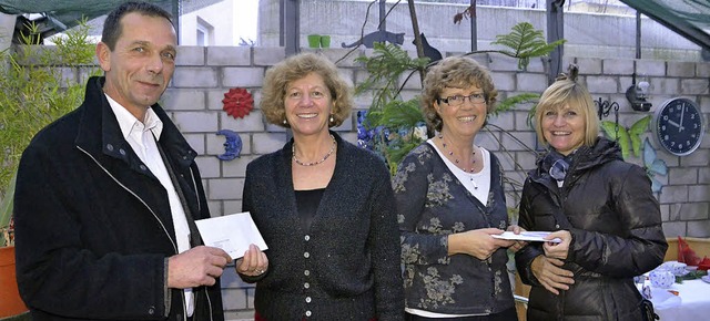 bergabe von Spenden fr die Betreuung...el, Silvia May und Jacqueline Nepple.   | Foto: Martina Weber-Kroker