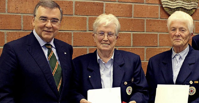 Kreisvorsitzender Gnter Boll mit den ... Mandau und  Marie Roths (von links).   | Foto: Bertsch
