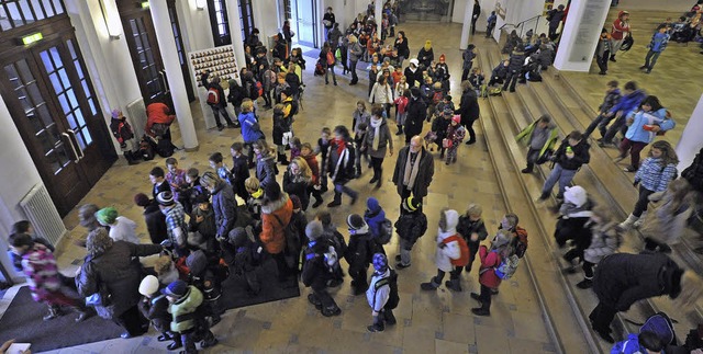 Mglichst eiliger und geordneter Rckz...uer: Drauen warten die nchsten 800.   | Foto: Michael Bamberger