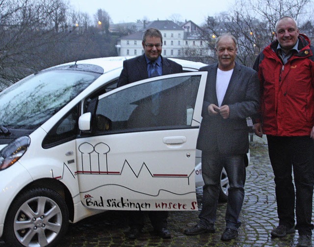 Alexander Guhl, Peter Wei und Rolf Ri...mit dem neuen Dienstfahrzeug am Strom.  | Foto: jrn kerckhoff