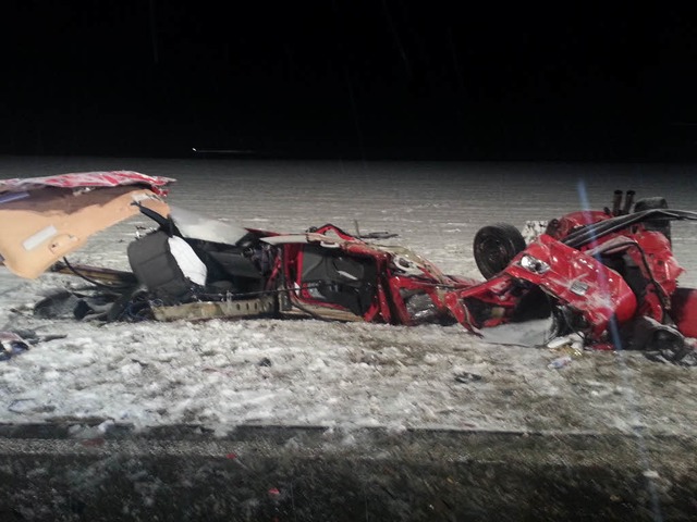 Nach dem Unfall ist der Kleinwagen nicht mehr zu erkennen.  | Foto: kamera24.tv
