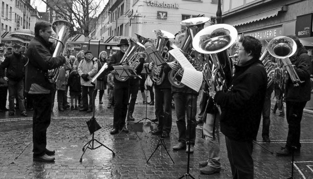 Tuba Ten spielt heute, Samstag, von 14...n Weihnachtswunsch am Bertoldsbrunnen.  | Foto: Lisa Reichenbacher