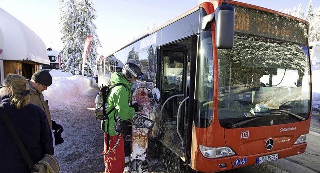 Wer mit dem Bus ins Skigebiet fhrt, m...icht mhselig einen Parkplatz suchen.   | Foto: ZVG