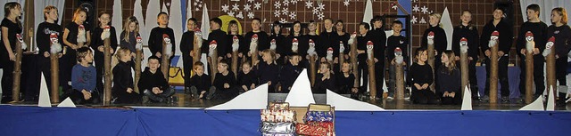 24 Weihnachtsmnner sortieren die Gesc...nd Wladimir, fr Wanja und fr Wencke.  | Foto: Binner-Schwarz