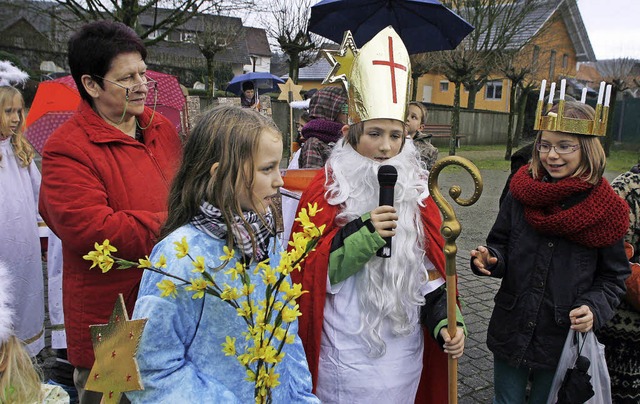 Lioba Weber (links) studiert mit den Kindern das Krippenspiel ein.   | Foto: Heidi Fssel