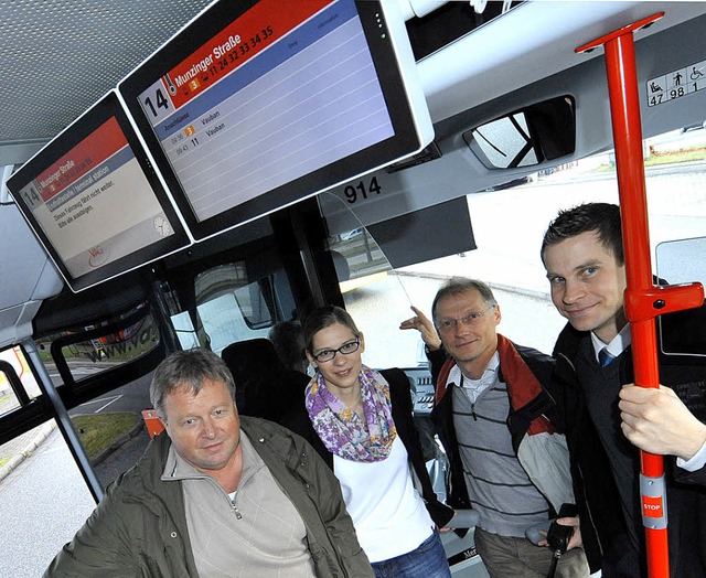 Fahrgastinformation in Echtzeit liefer...t Bereichsleiter  Oliver Benz (v.l.).   | Foto: Michael Bamberger