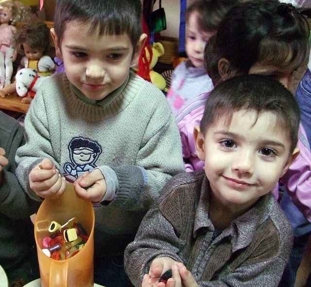 Mit Sigkeitsspenden  aus Deutschland...f Kindergrten im verarmten Rumnien.   | Foto: privat