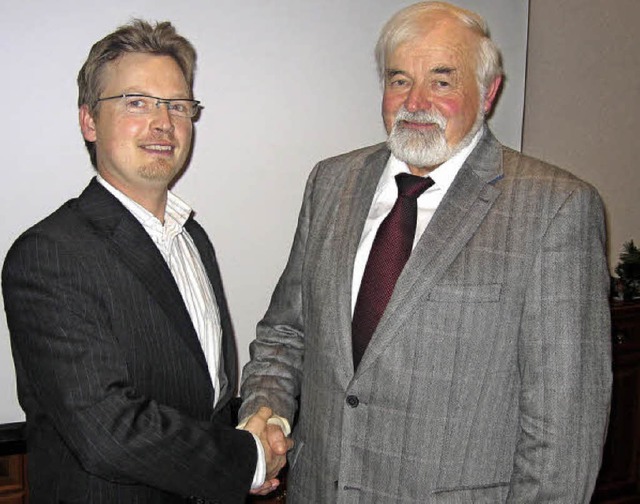 Michael  Frhlin (links) aus  Bugginge...rt und  gratuliert seinem Nachfolger.   | Foto: Ingeborg Grziwa