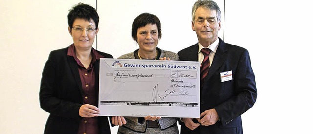 Spendenbergabe: Karin Schfer,  Leite...a Hofmann  von der Volksbank Staufen.   | Foto: Privat