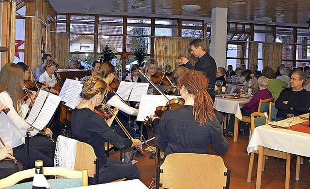 Musik gehrt mit dazu: Auf dem linken ...pforte von Grundschlern unterhalten.   | Foto: Martina Weber-Kroker