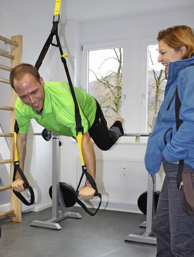 Der Physiotherapeut Mike Heerdegen nut...e in seiner neuen Praxis vorzufhren.   | Foto: Barbara Schmidt