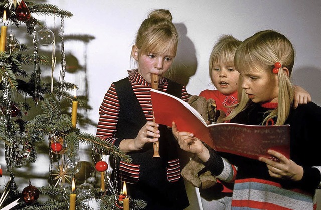 Singen und Musizieren unterm Weihnachtsbaum sind an Heiligabend fester Brauch.  | Foto: dpa