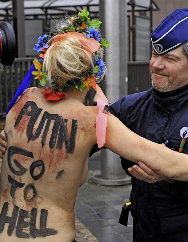 &#8222;Putin, geh zur Hlle&#8220;, st...i Protesten gerne nackte Haut zeigt.    | Foto: AFP