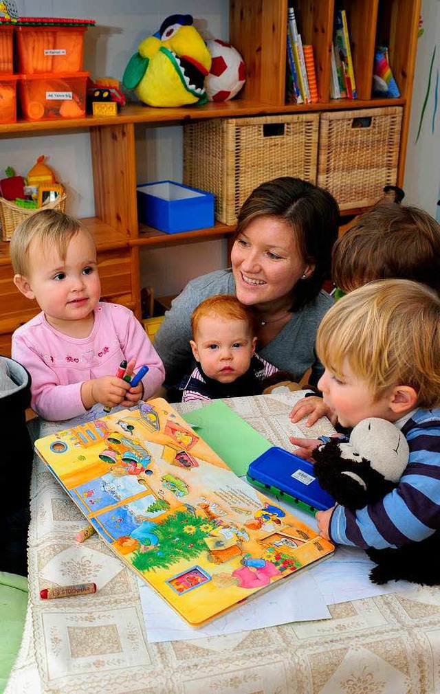 Tanja Muser mit vier ihrer Tageskinder...Raphael (2) und Yannis (2, von links)   | Foto: Thomas Kunz
