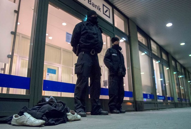 SEK-Beamte stehen vor der Filiale der ...ich ein Geiselnehmer verschanzt hatte. | Foto: dapd SEK-Beamte stehen vor der Filiale der ...ich ein Geiselnehmer verschanzt hatte. | Foto: dapd