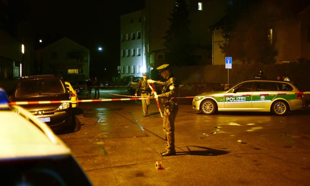 Das Bild zeigt den Tatort der Schiesse...-Jhriger seinen Verletzungen erlegen.  | Foto: dapd