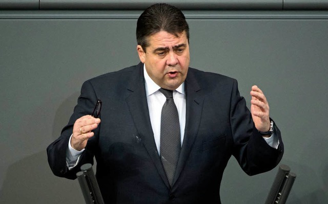 Der SPD-Vorsitzende Sigmar Gabriel, hi...arheit ber das mutmaliche Sparpaket.  | Foto: dapd