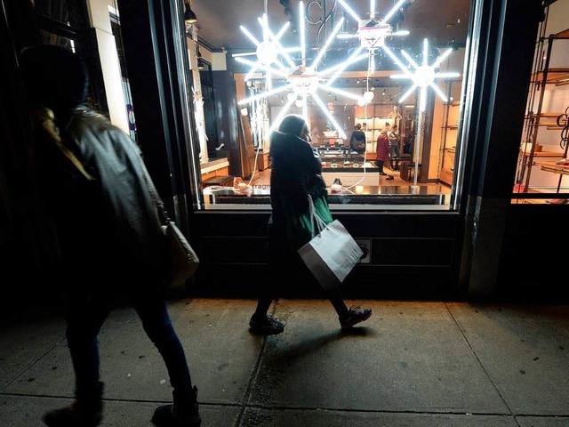 Laut Einzelhandel luft das Weihnachtsgeschft bislang eher enttuschend.  | Foto: dpa