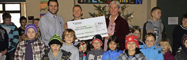 ber 700 Euro Spende fr die Gestaltun...e Schler der Grund- und Frderschule.  | Foto: Martha Weishaar
