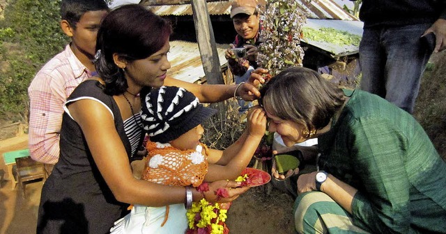 Mada Stille-Statz aus Kirchzarten (rec... Patenkind in Nepal herzlich begrt.   | Foto: Plan