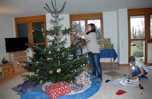Erzieherinnen der Tllinger Hhe schm...en Weihnachtsbaum in den Wohngruppen.   | Foto: Britta Wieschenkmper