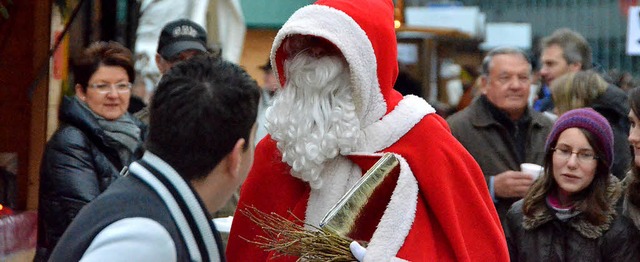 Auf dem Weihnachtsmarkt gab es viele Spenden für die BZ-Aktion Hilfe zum Helfen. | Foto: Ralf H. Dorweiler Auf dem Weihnachtsmarkt gab es viele Spenden für die BZ-Aktion Hilfe zum Helfen. | Foto: Ralf H. Dorweiler