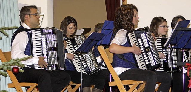 Ein mitreiendes Konzert bot das Harmo...voll besetzten Endenburger Festhalle.   | Foto: Heiner Fabry
