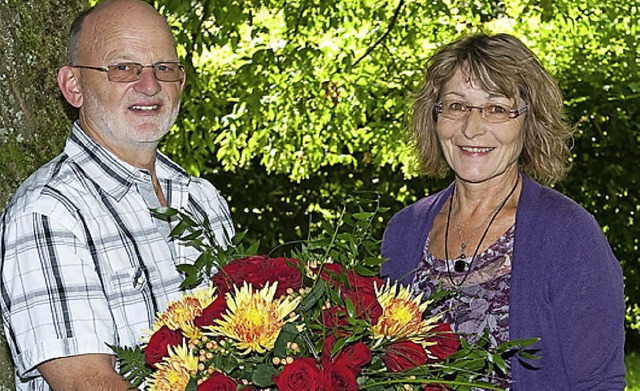 Heinz-Joachim Rieple gratuliert  Irmgard Schuble-Sailer zum Arbeitsjubilum.   | Foto: privat